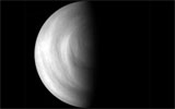 Ультрафиолетовое изображение Венеры, Южного полушарие, VMC камера — 15 мая 2006, когда аппарат пролетал на расстоянии 66500 км от Венеры. Около полюса спиралевидные облака.