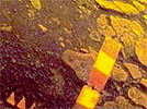 Панорамы с места посадки КА «Венера-13» аппаратами устойчивости при спуске в атмосфере, прибор для измерения механических свойств грунта (он похож на лесенку), эталонная шкала цветов. На панораме «Венера-13» заметно, как измельченный грунт слегка присыпал зубчатую оправу станции.