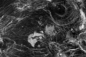 Радиолокационная мозаика, дающая изображение вулканических структур, известных под названием «паутина». Такие образования до сих пор найдены только на Венере. Размеры видимых на изображении структур колеблются от 50 до 230 км.